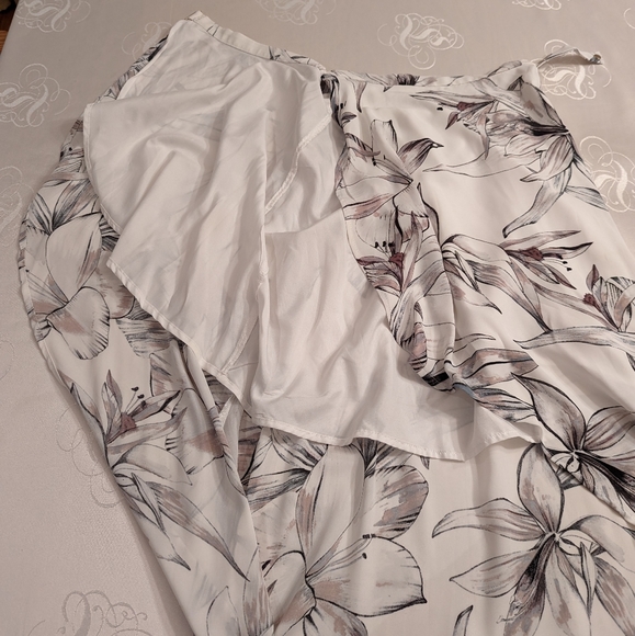 Dynamite - Flower White Wrap Skirt - XS - Picture 4 of 5